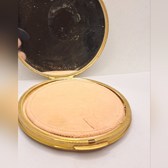 Vntage American Gold Tone Deer design Compact, 1950’s - Picture 5 of 9